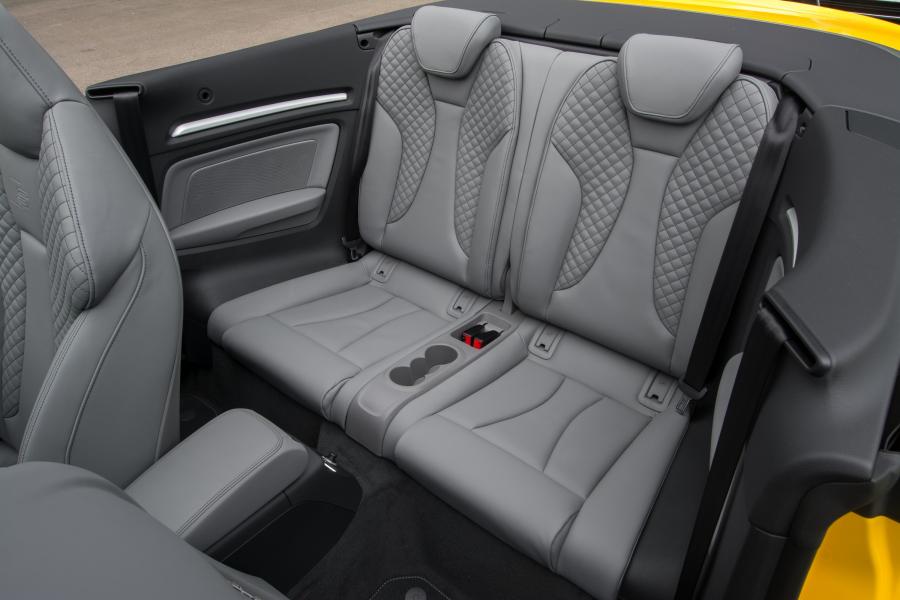 Интерьер Audi A3 Cabriolet 1.4 TFSI S-Line (8V) 2016 года  (UK) (фото 6 из 16)